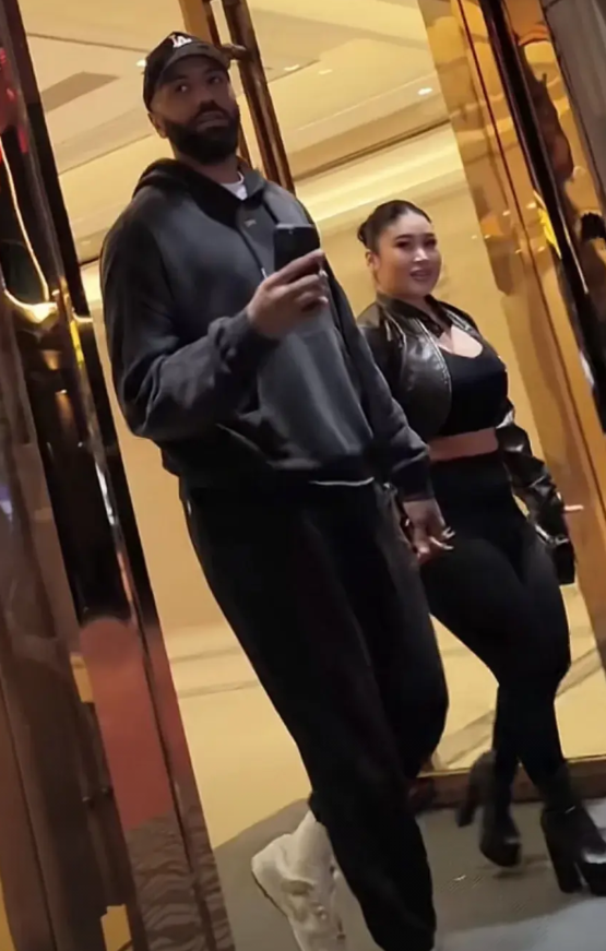 吉伦沃特深夜在东莞陪老婆去逛街！

广东队第二阶段比赛结束，今晚11点多，吉伦沃