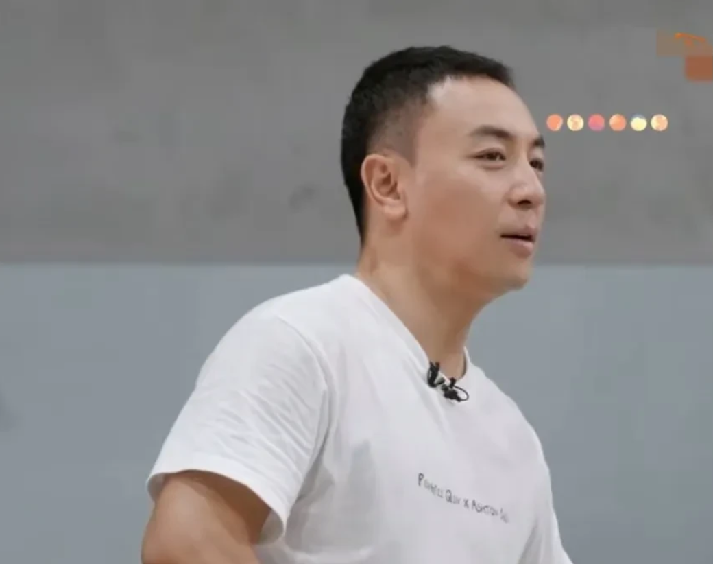 这下轮到释小龙哭了。

最近在芒果台的一档综艺节目里，让我见识到了什么叫“烂泥扶