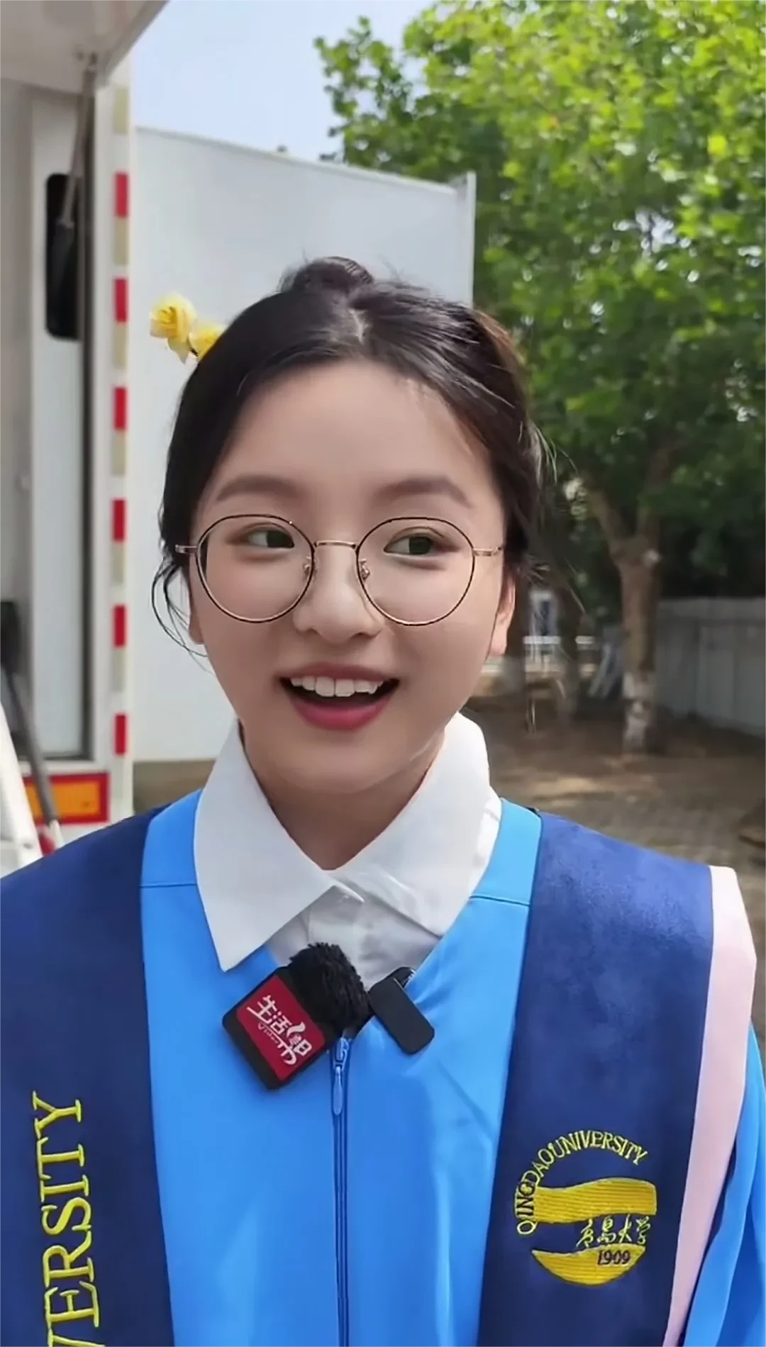 来来来，你们要的青岛大学毕业典礼上的美女！
这个美女叫刘晨阳，青岛大学大三外语系