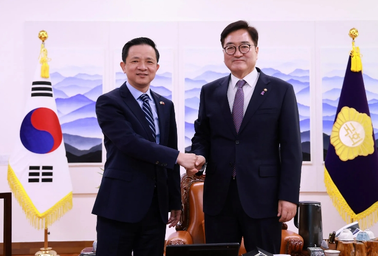 中国驻韩国大使戴兵今天（1月8日）发文说：“今天很荣幸拜会韩国国会议长禹元植（见