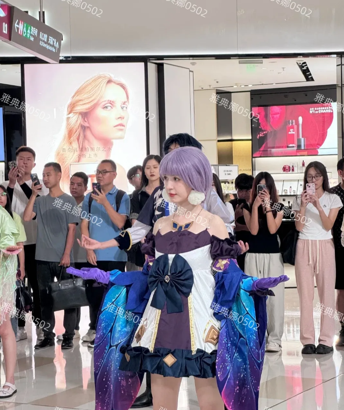 珠海商场偶遇哈尼克孜，这个二次元的打扮不知道是在cos谁，她本人真的好漂亮，脸巨