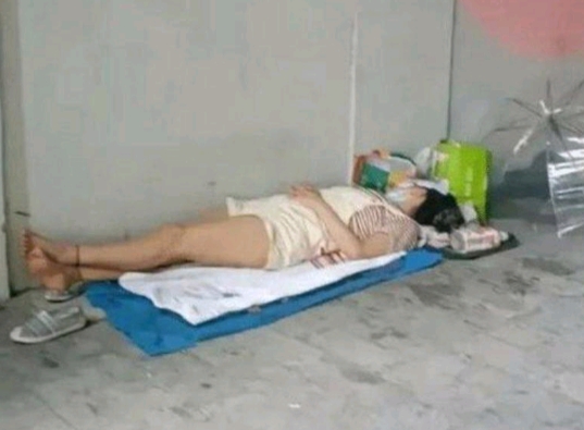 嘿，听说咱这儿野鸡桥下来了个神秘人物，大家都好奇得不行，一窝蜂跑去看。可惜只能远