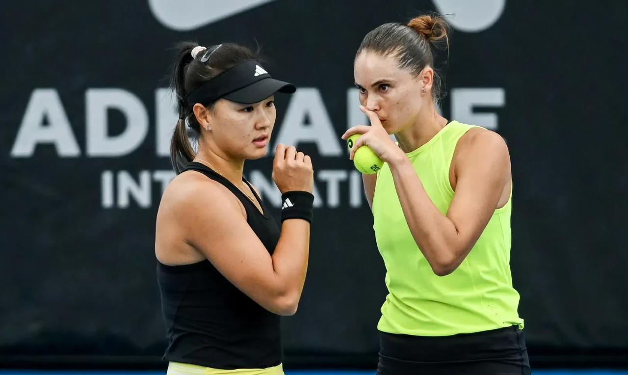 郭涵煜夺冠 排名再创新高！
WTA500阿德莱德站双打决赛，郭涵煜/帕诺娃以7-