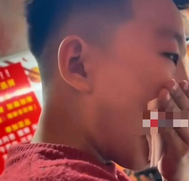 哈尔滨，老人衣着俭朴进店用餐，店主儿子瞥见这一幕眼泪哗啦啦的流，随后儿子的举动让