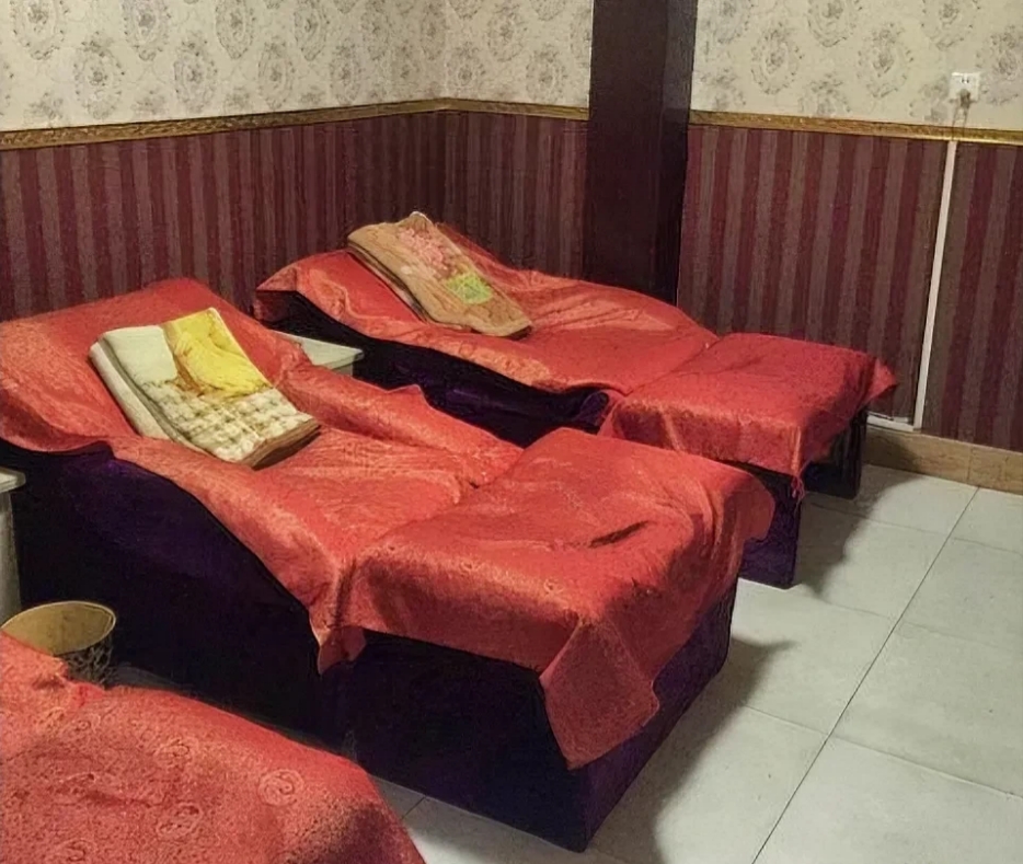 广东紫金，5旬男子到沐足店消费认识比其小20岁的女技师后与其同居。可男子却在同居