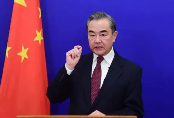 美俄勾肩搭背？中国反手掏出四大神装！

家人们谁懂啊！当拜登和普京在暗巷里递烟称