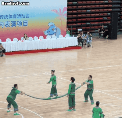 全国少数民族运动会上广东队的表演，个人感觉这可比奥运体操项目平衡木难多了。