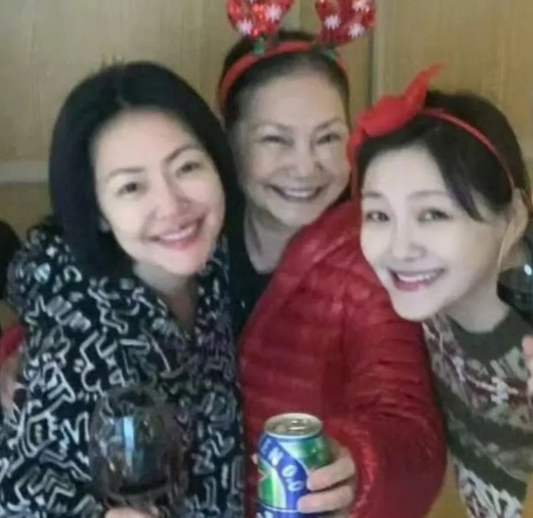 有网友说徐妈妈把大小s推出去养家。不如张兰能养个啃老儿子。大小s本身读华冈艺校，