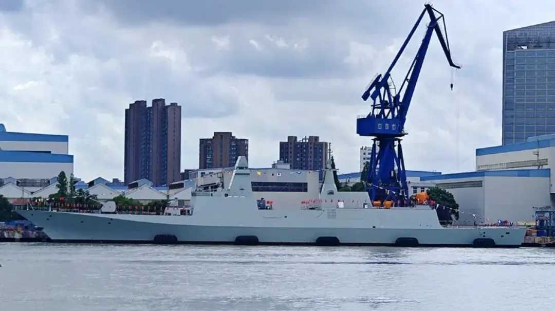 中国海军054B级导弹护卫舰“漯河舰”（舷号545）！这艘远洋型护卫舰排水量达5