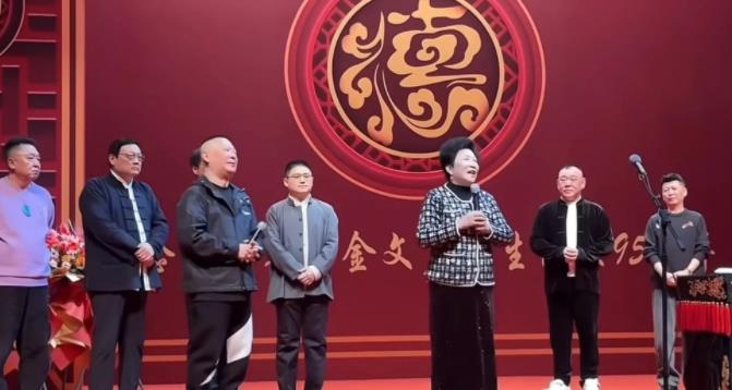 昨晚，由德云社主办的纪念金文声诞辰95周年专场演出在天津中华剧院举行，金文声的遗