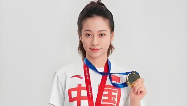 退役运动员遮羞布再被揭开？前击剑冠军也效仿吴柳芳？强势回应了
