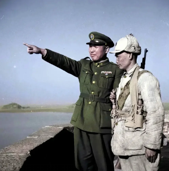 这是一九四九年初，美国记者福尔曼拍摄的照片，镜头中展现的是国民党京沪杭警备总司令