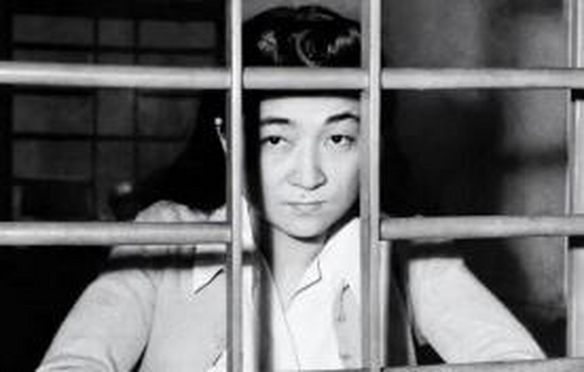 1943年，女战士邓静华被鬼子抓捕，就在日军要用烙铁烫邓静华的胸脯时，已经疼到大