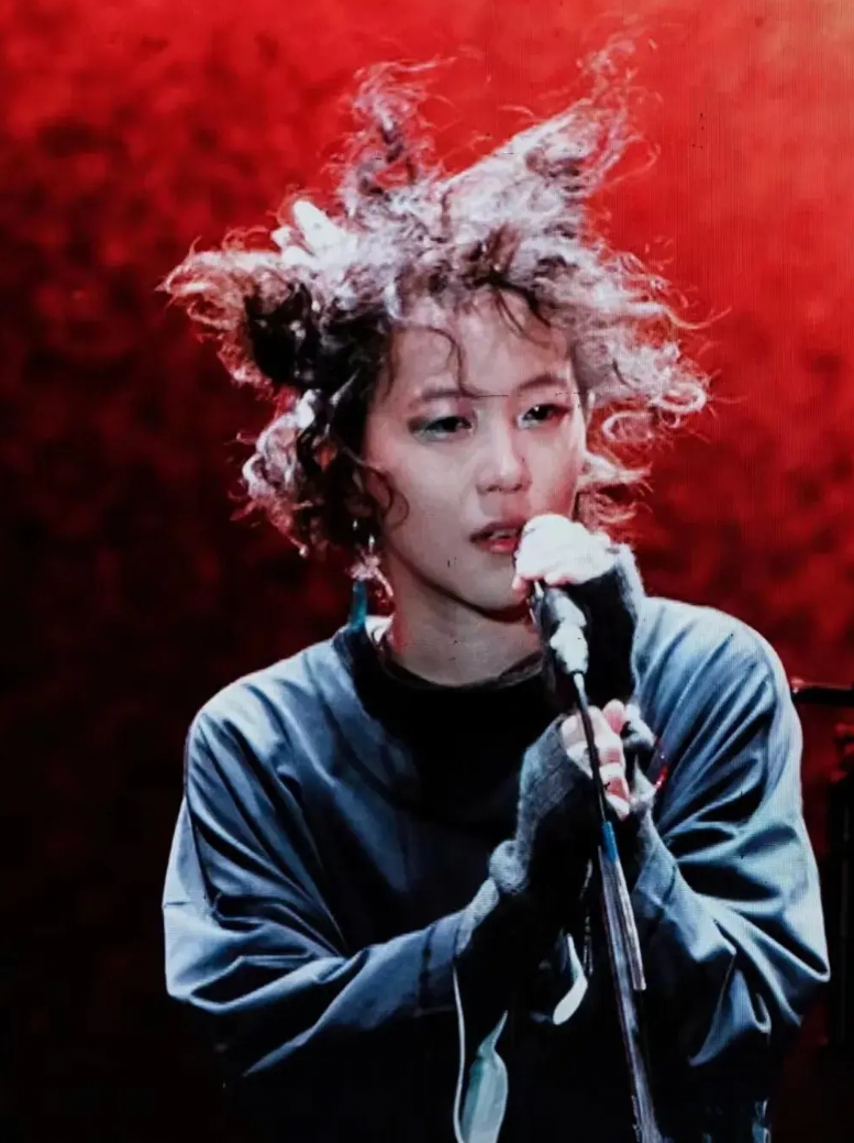 你敢相信吗？窦靖童竟然开演唱会了！
第一，她真的没继承王菲的美貌。
第二，她也没