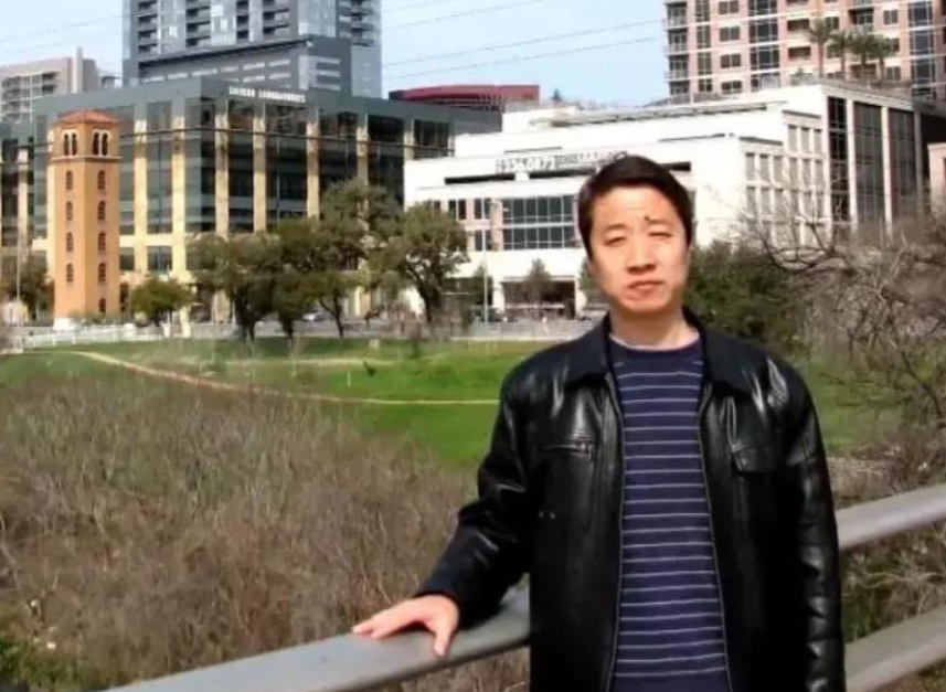 2011年，河南一高级科研人员为了5000美金，将我国刚突破没多久的电磁炮技术研