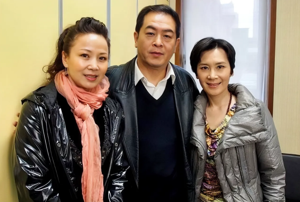 中间这位先生，乍一看以为是濮存昕呢。仔细看，还真不太熟。
但是，右边这位干练的女