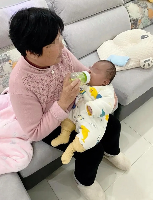 不知道是哪里传来的规矩:
怀孕了要给红包，生娃要给红包，请月嫂公婆还要掏钱，孩子