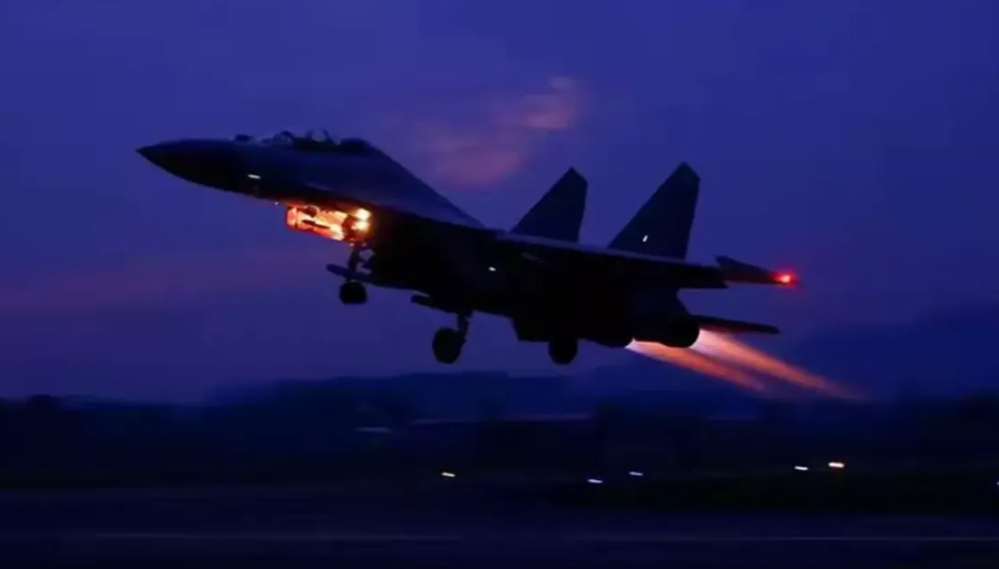 解放军昨深夜罕见紧急出动！

1. 昨晚的夜空，不平静啊！解放军突然放大招，20