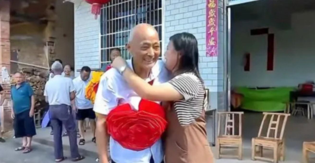 湖南一女子开车掉入池塘中，71岁的大爷不顾生命危险将她救上来，谁料，几日后，女子
