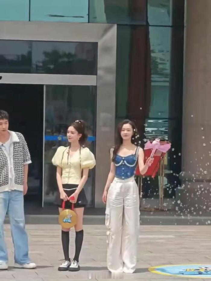 宋轶的臀胯确实比旁边的女孩大了很多 ​​​
 ⁡ ⁡ ⁡