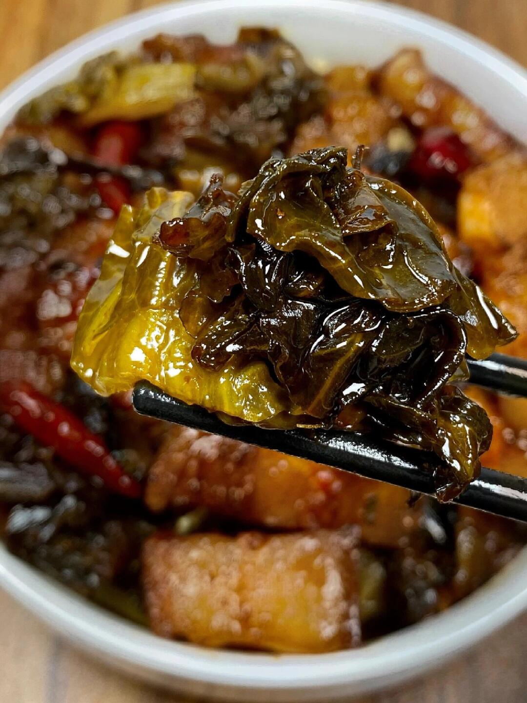 🥩 香迷糊了 | 酸菜炒五花肉秘籍大公开 🥩
宝子们，今天我要给大家分享一道