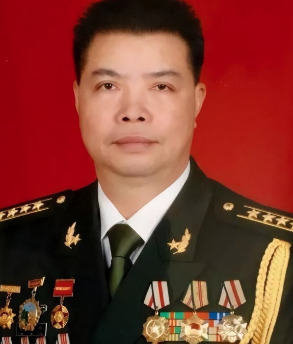1985年，侦察兵隆志勇越境侦察，竟意外撞见了巡逻的越军。越军立即开火，一枪精准