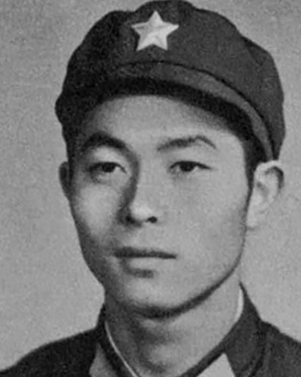 1979年对越作战，我军战士把爆 破筒塞入越军暗堡，却被越军又扔出来。19岁的侯