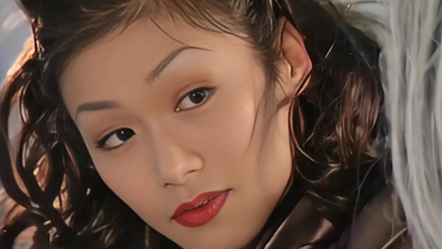 53岁港圈始祖级性感女神，收养孤儿19年：为了他，我宁愿终生不嫁