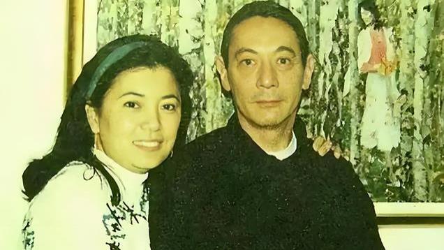 1996年，蒋孝勇回乡祭祖，全家在曾祖母墓道前的一张留影！