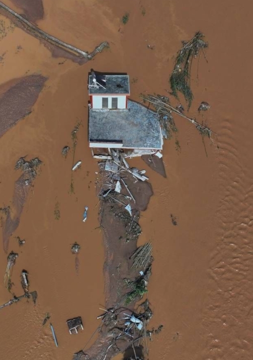 梅州又出事了？？？？

连续几天暴雨导致断水断电 山区已经没信号了！

断联前得