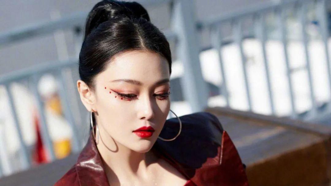 37岁张馨予长发回归太美丽，穿黑丝红裙性感冻人，冬天也要当辣妹！