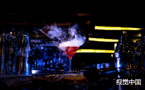 异地，男友希望我放弃十年的打拼，回老家陪他守着一亩三分地，“有的是女人围着你，你难道不担心？”