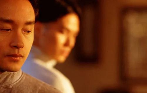张丰毅说：“当年拍摄《霸王别姬》时，剧组好多人都会躲着张国荣，他根本不是在演戏。