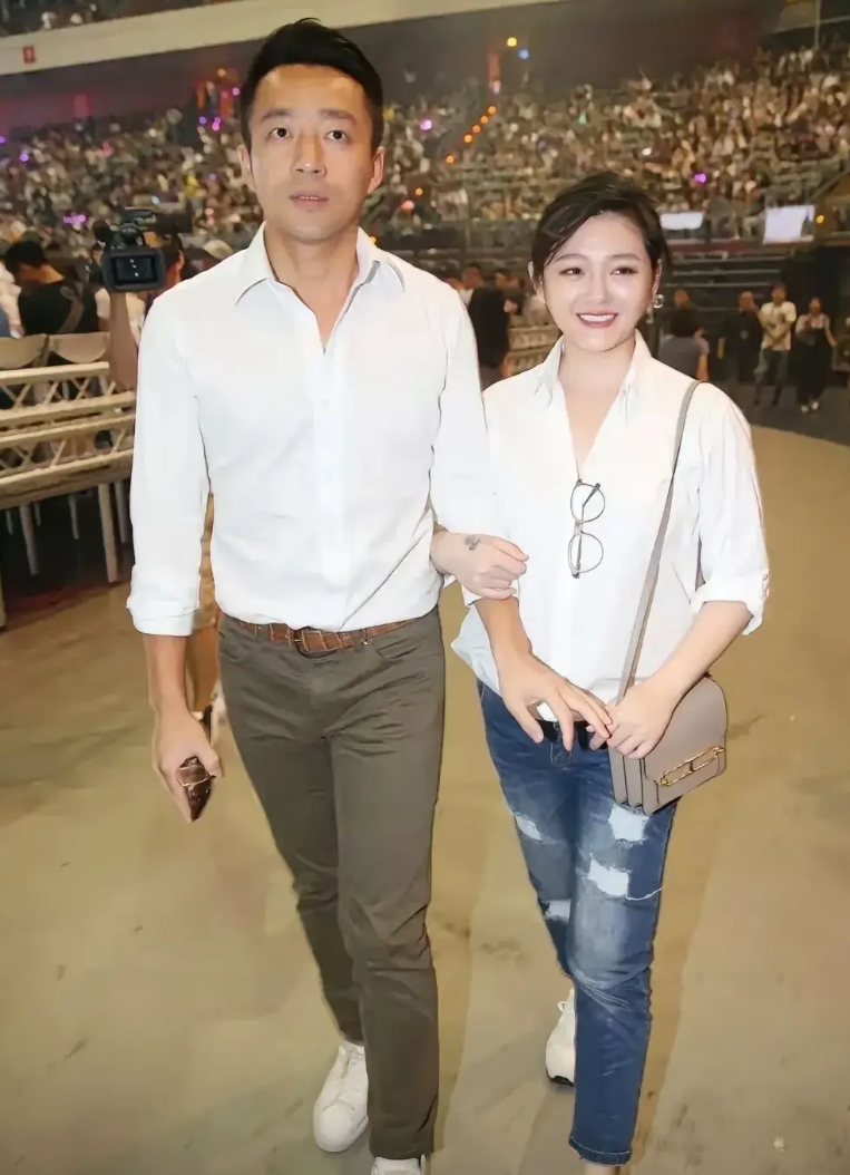 “麻六记”这次嬴翻了。
汪小菲说，他的酸辣粉已经卖出了2亿桶，就算是每一桶酸辣粉