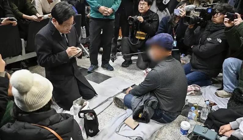 尹锡悦已经被申请逮捕了，尹锡悦是干不过李在明的！看看韩国这次坠机事件，尹锡悦只是