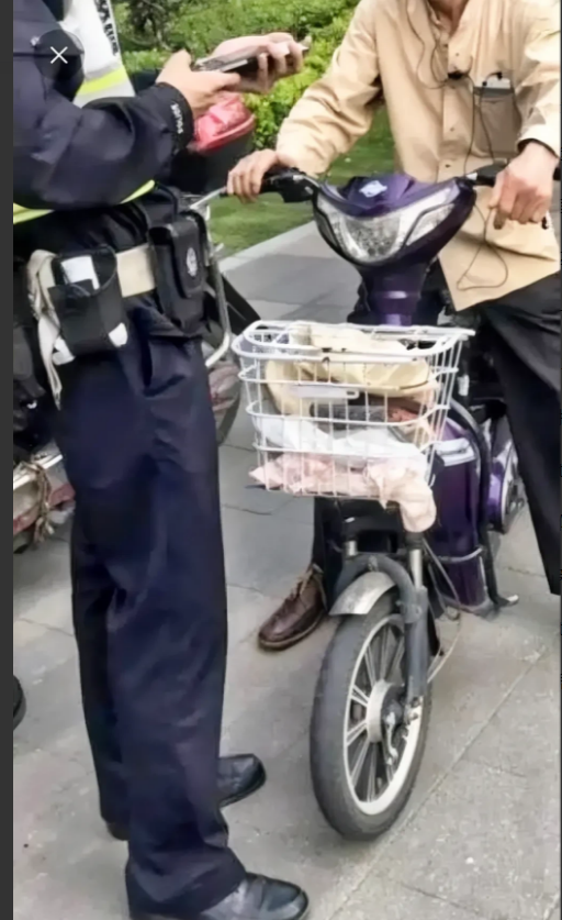 上海静安，一大爷从超市购物出来后便骑着电动车准备回家，可谁曾想，大爷刚骑行10米