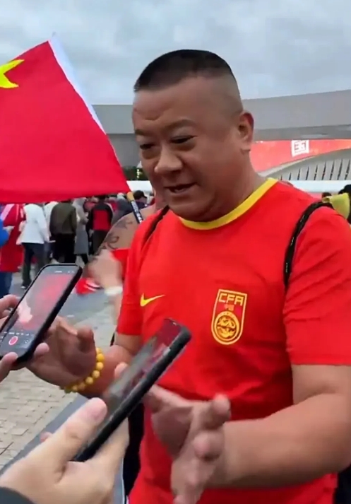 中国男足在福建厦门白鹭体育馆主场对阵日本，全国球迷都来加油助威，包括大名鼎鼎的退