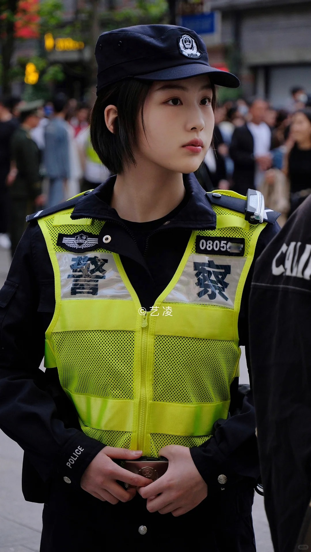 上海街拍
警察小姐姐也来喽…每个小姐姐也都好美啊！