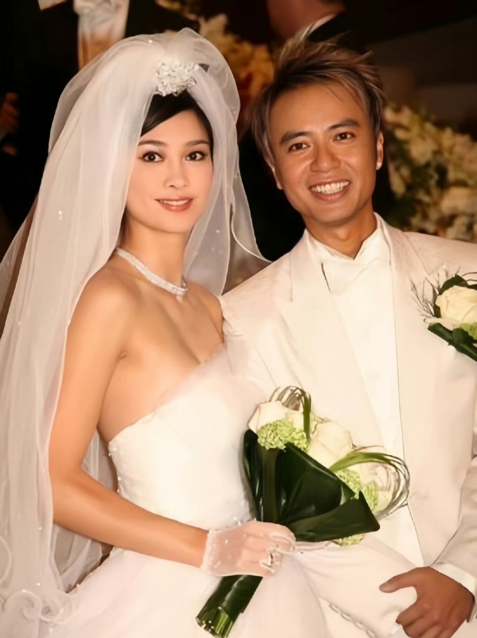 一次节目中，主持人问李克勤：听说你结婚的时候请了刘德华做伴郎，蔡少芬做伴娘是吗？