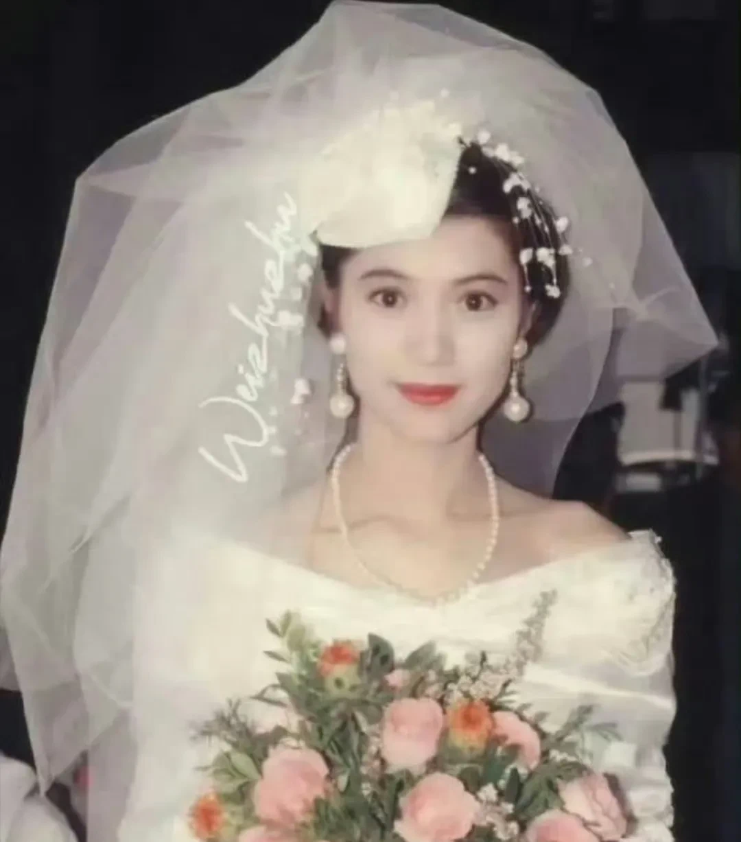 袁咏仪的婚纱照好古早呀，但是特别有韵味