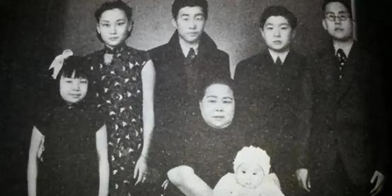[太阳]1938年1月，国民党上将韩复渠被枪决，次日上午，郑洞国带着卫士乘车来到