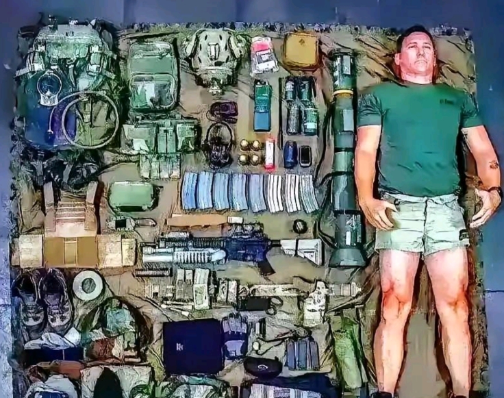 这是一个美国士兵身上所有装备平铺以后的样子。
难怪都说美国大兵每个人都背着一台奥