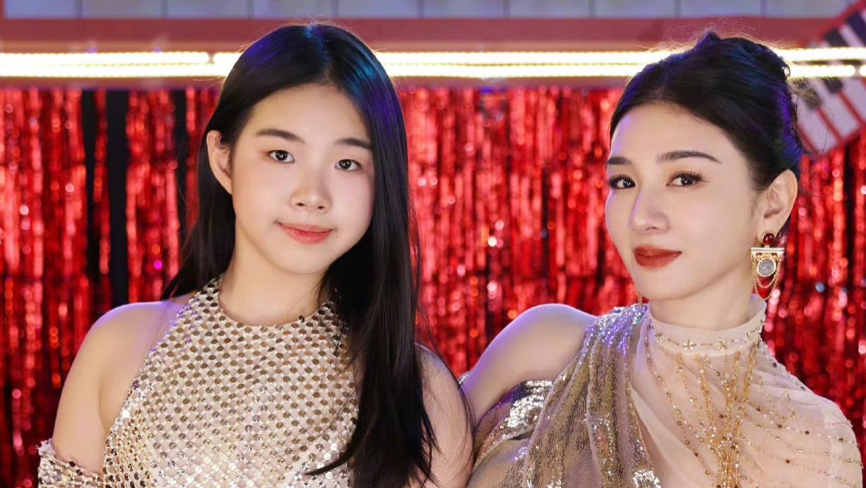 黄奕11岁女儿名媛气质出众，身高惊人，网友：黄奕生了个黄毅清
