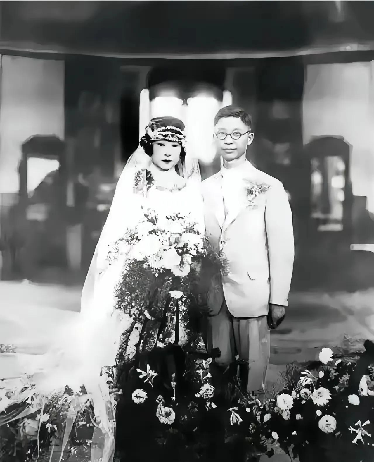 1938年，老舍与赵清阁同居，妻子得知带着3个孩子千里奔赴丈夫住所，老舍吓得筷子