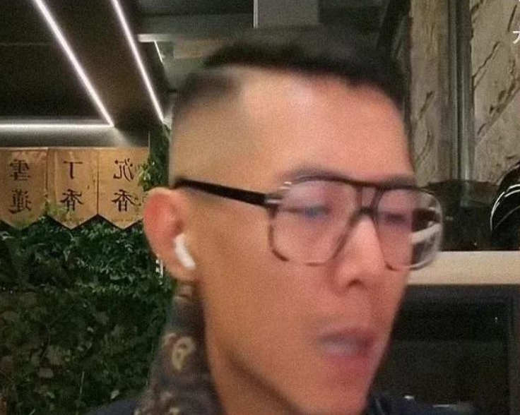 网红大冰有个毛病，就是在直播的时候有烟瘾，都会偷偷躲在镜头外狠狠抽一口烟，然后镜