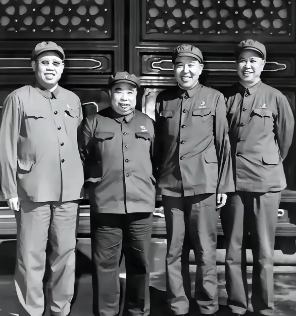 一张泛黄的老照片，静静地诉说着上世纪六十年代的岁月故事，镜头定格下的四人，无疑是