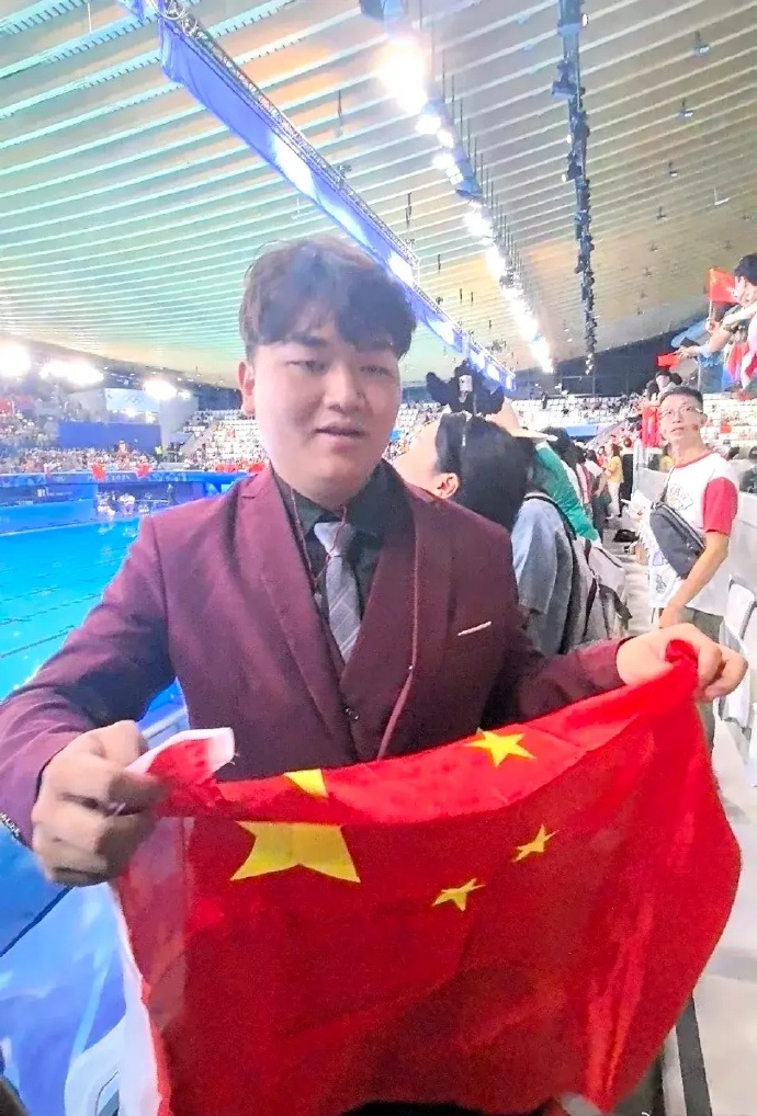 只有广东人才知道这身衣服的含金量！

全红婵哥哥穿着西装去给妹妹加油，太正式了！