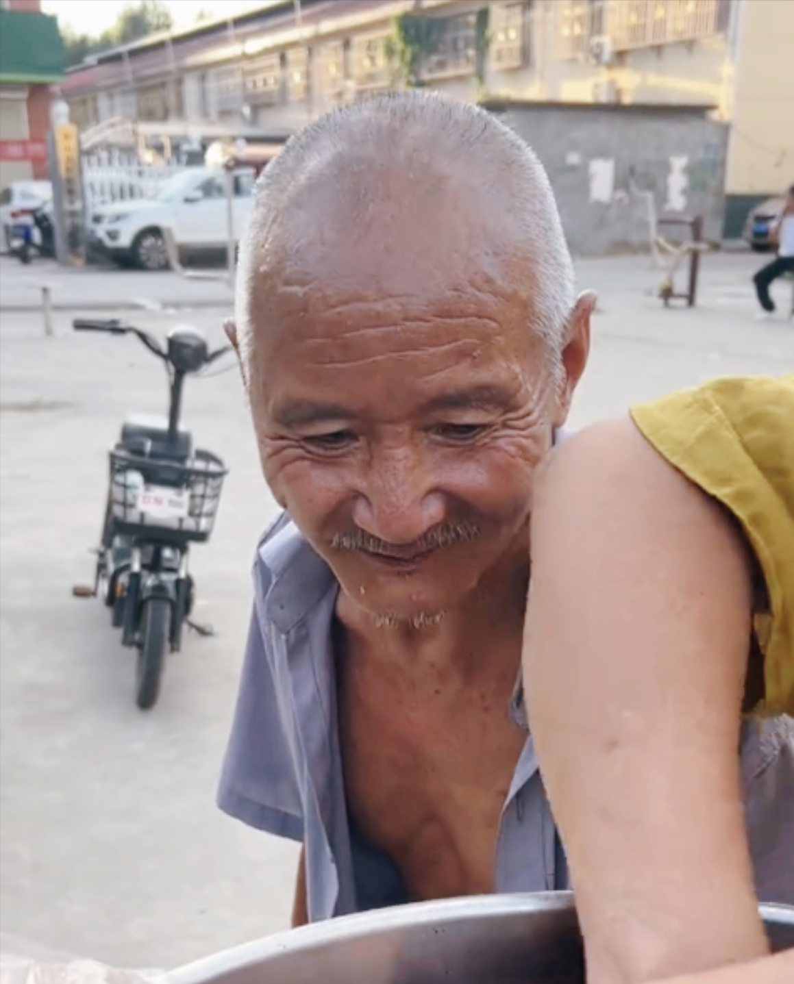 好人有好报，好人一生平安。“看哭了！”河南，一拾荒老人在卤肉摊前看了好久，不舍得
