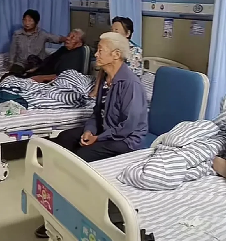突然发现，在医院病房里陪护的几乎看不到年轻人的身影，都是老年人，好奇她们的子女都