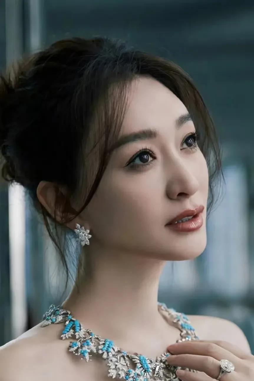 李小冉都年近半百了，还能让富豪痴迷不已，我看原因主要有俩。
 她就像被捧在手心